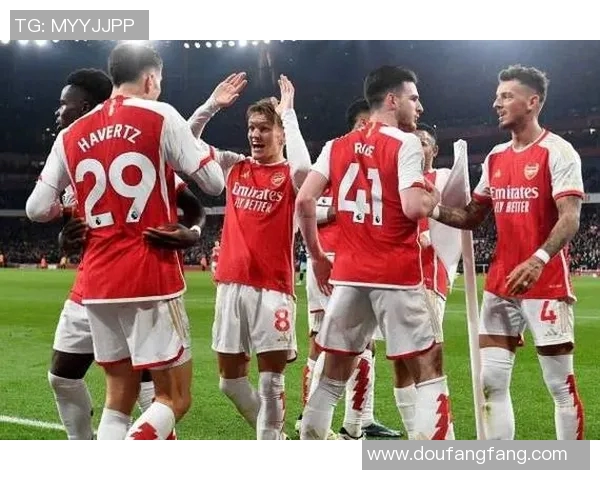 镜头捕捉：阿森纳赛场小动作引发热议